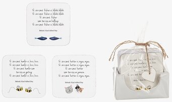 Bild av glasunderlägg med snapsvisor och illustrationer