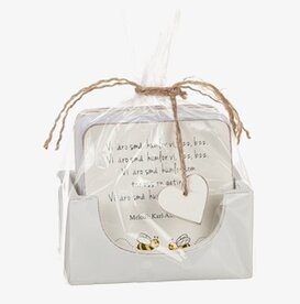 Foto av eleganta glasunderlägg i presentförpackning