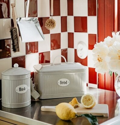 Bild av hemtrevlig köksmiljö med stilrena plåtburkar