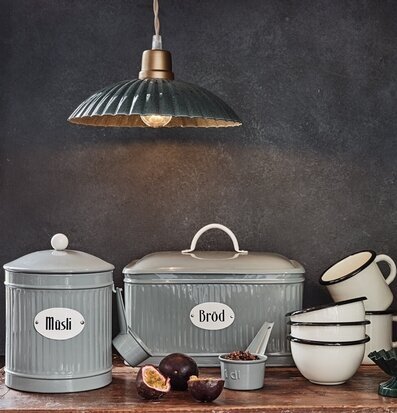 Bild av stilfull köksmiljö med plåtburkar och emalj