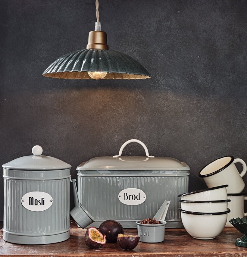 Plåtburk Müsli Grön från Strömshaga i rustik köksmiljö