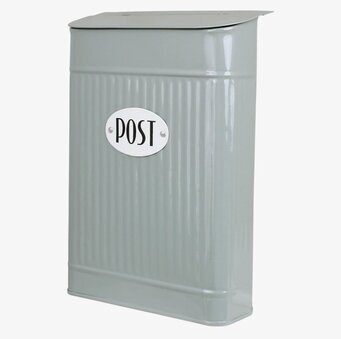 Foto av grön postlåda med klassisk och robust design