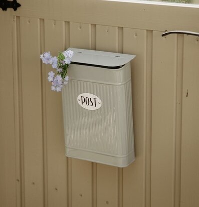 Bild av charmig vintage postlåda i lantlig miljö