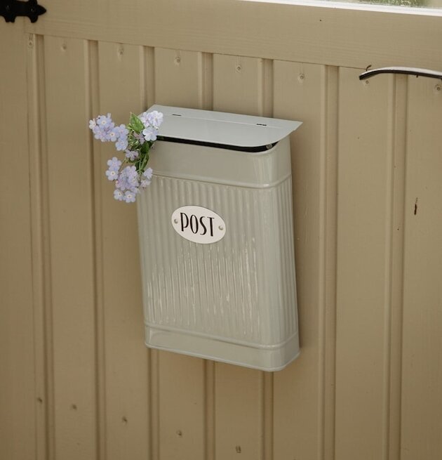 Bild av charmig vintage postlåda i lantlig miljö