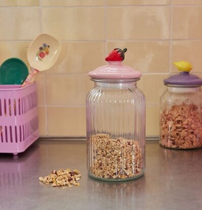 Bild av köksdetaljer med lekfulla burkar och mönster