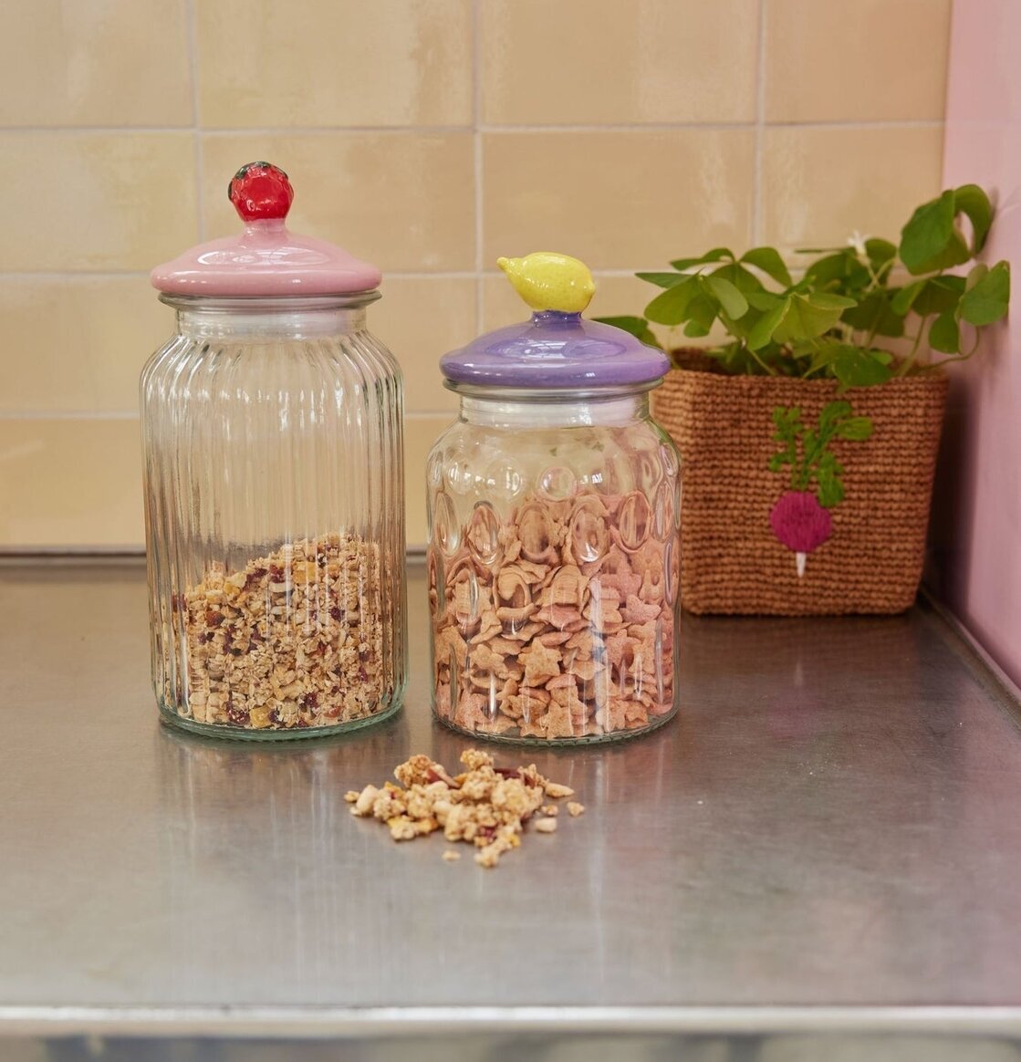 Bild av glasburkar med stilren och funktionell design