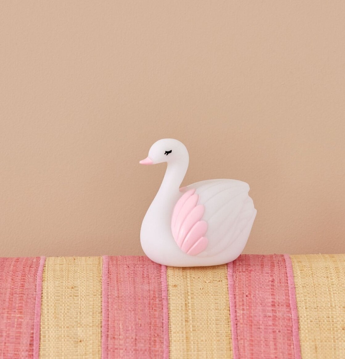 Lampa LED Svan från Rice på randig textil, beige vägg