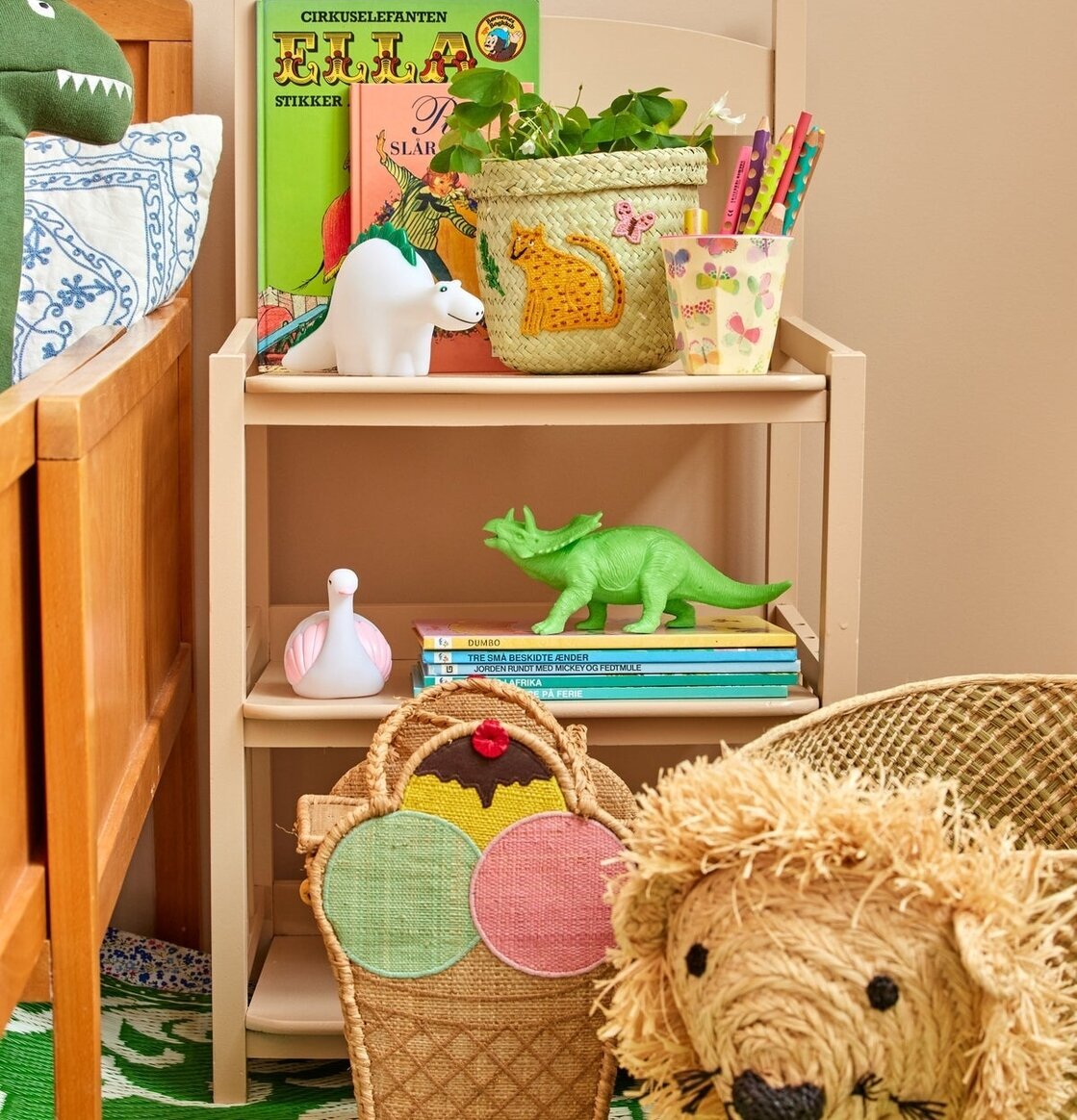 Lampa LED Dino från Rice på en hylla i ett barnrum