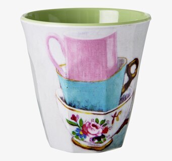 Bild av lekfull mugg med staplade tekoppar i pastellfärger