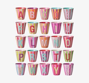Bild av färgglada melaminmuggar med alfabetstryck