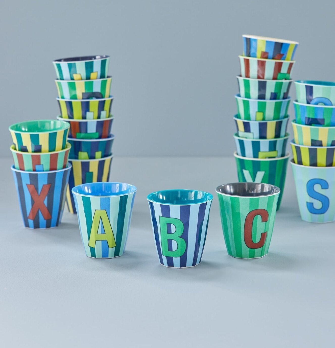 Melaminmugg Alphabet Stripes Blue från Rice, randig design