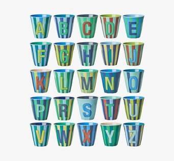 Bild av färggranna melaminmuggar med alfabetstema