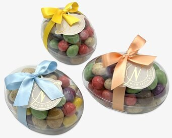 Bild av färgglada påskägg i genomskinliga förpackningar