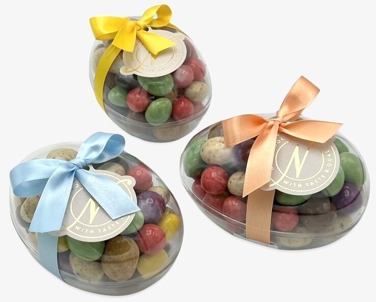 Bild av färgglada påskägg i genomskinliga förpackningar