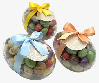 Foto av färgglada påskägg i genomskinliga behållare