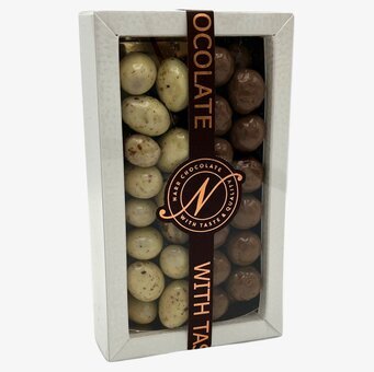 Bild av elegant förpackade chokladöverdragna nötter