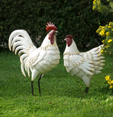 Bild av konstnärliga metallfigurer i trädgård