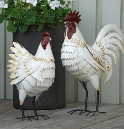 Bild av dekorativa metallhöns i harmonisk miljö