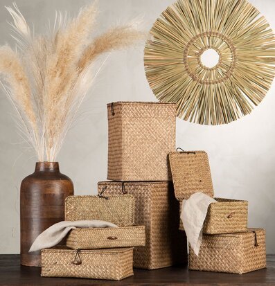 Foto av eleganta korgar i naturlig och tidlös stil