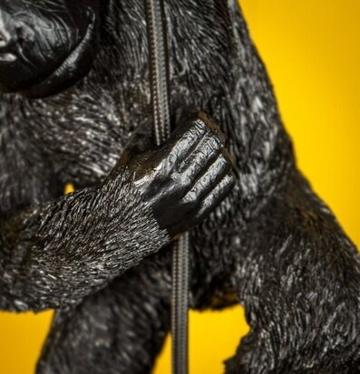 Foto av unik taklampa med apdesign och gul bakgrund