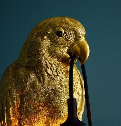 Bild av unik lampa i form av guldfärgad papegoja