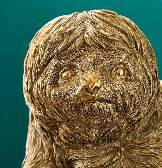 Taklampa Sloth Flash Guld från Werner Voss med grön bakgrund