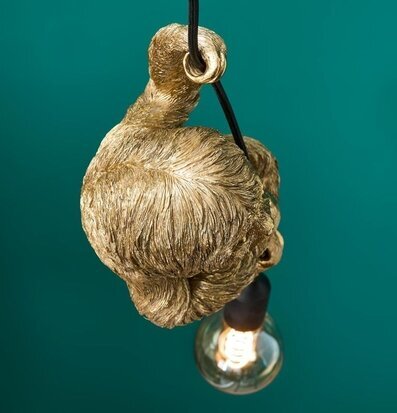 Foto av unik taklampa med kreativ design i guld