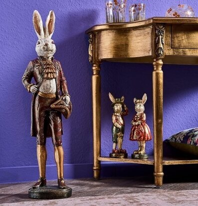 Bild av elegant rum med kaninfigur och gyllene bord