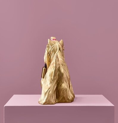 Bild av unik bordslampa i guld med skulptural form