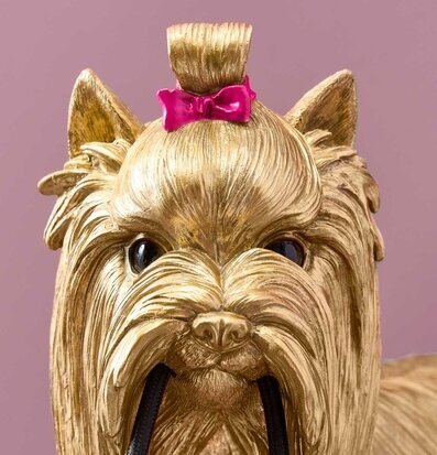 Bild av designstark bordslampa med gyllene detaljer