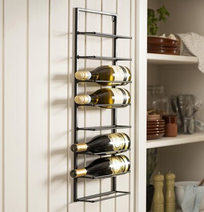 Bild av stilfullt vinställ i funktionell köksmiljö