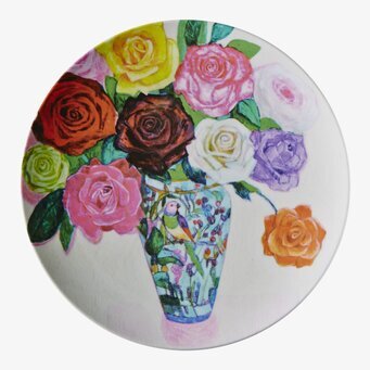 Bild av färgglad assiett med rosor och detaljerad vas