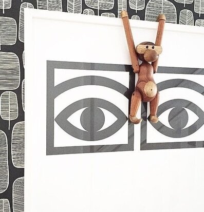 Bild av stilren interiör med affisch och träleksak