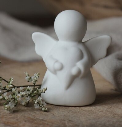 Bild av fridfull skyddsängel med blommor och trädetaljer