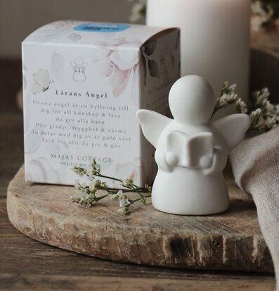 Bild av harmonisk uppställning med ängel och ljus