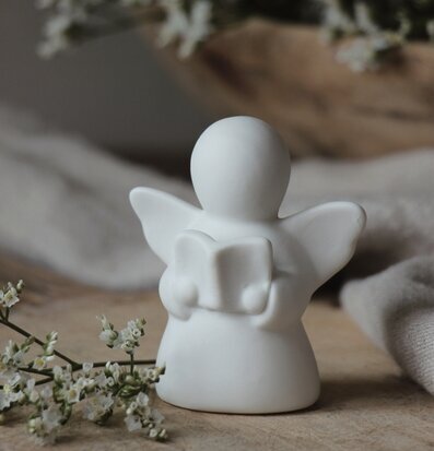 Foto av vit ängelstaty med lugnande inredning