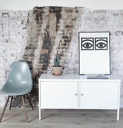 Foto av stilrent rum med modern och industriell design