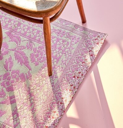 Bild av charmig interiör med pastellfärgad plastmatta