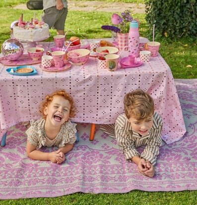 Foto av färgglad utomhusfest med barn och dekorationer