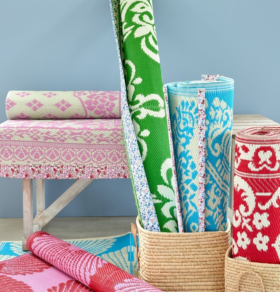 Plastmatta Blå/Elfenbensvit från Rice i färgstark miljö