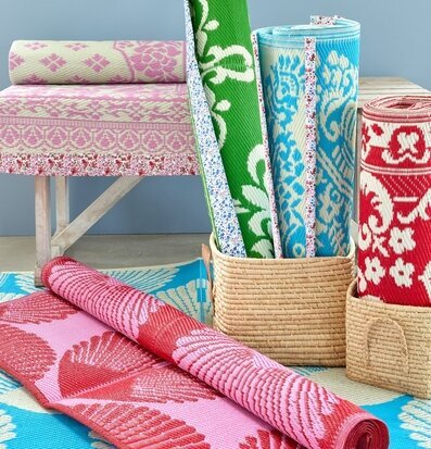 Bild av färgstarka plastmattor med livfull design