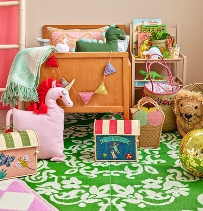 Bild av lekfullt och inbjudande barnrum med färger