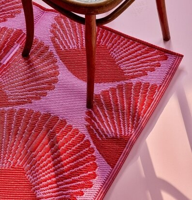 Bild av färgstark plastmatta med livligt mönster