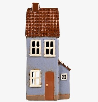 Foto av charmig ljuslykta i form av ett rustikt hus