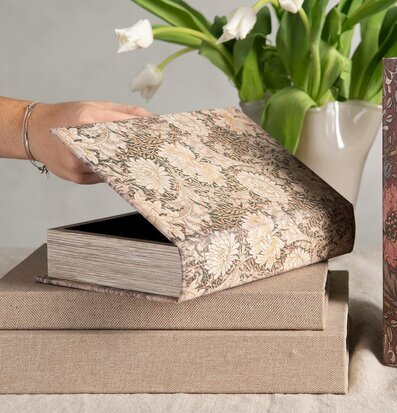 Bild av eleganta boklådor med vintage blommönster