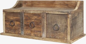 Foto av rustik hylla med tre lådor och metallhandtag