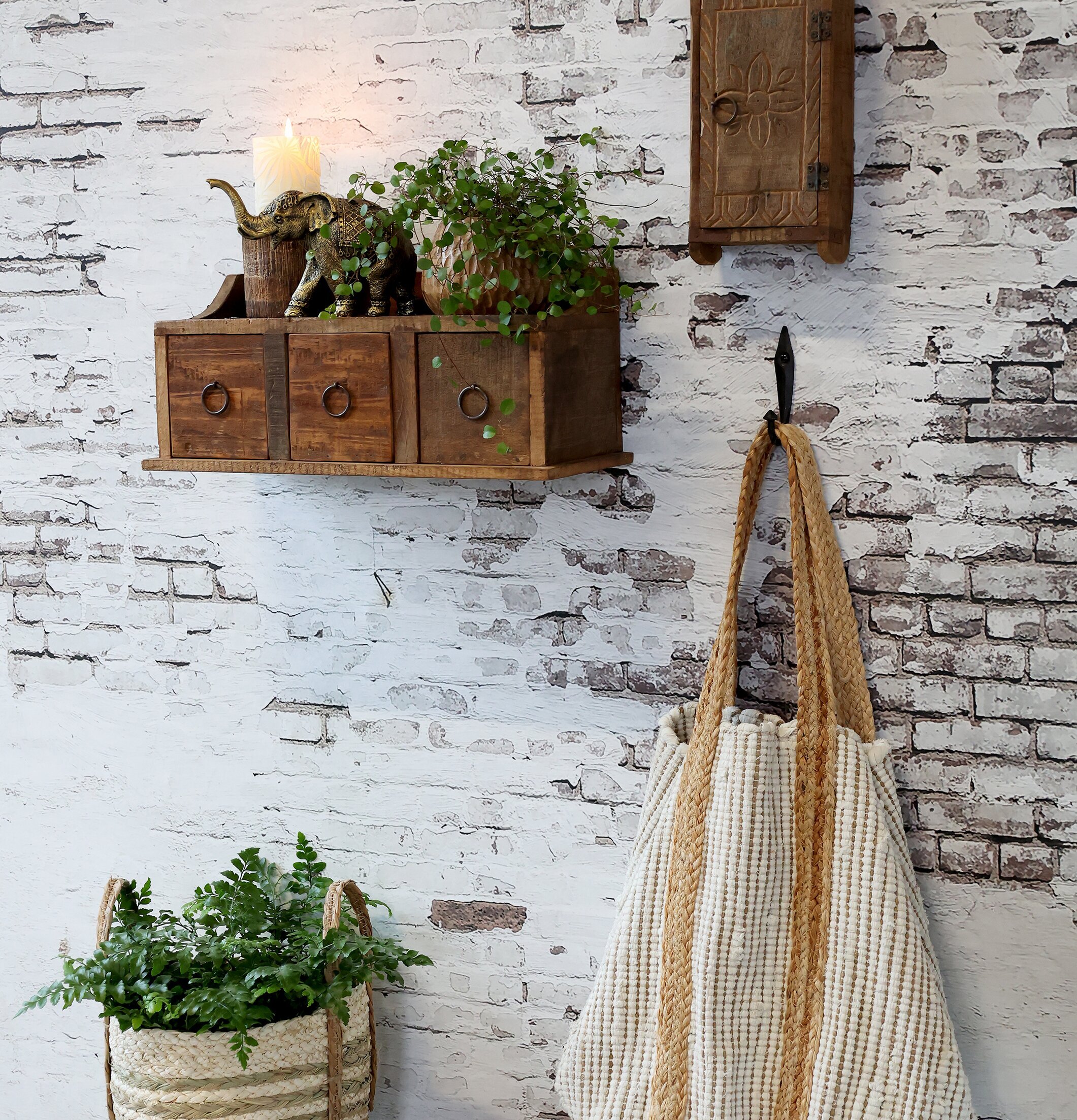 Hylla Grimaud Natur från Chic Antique på vit tegelvägg