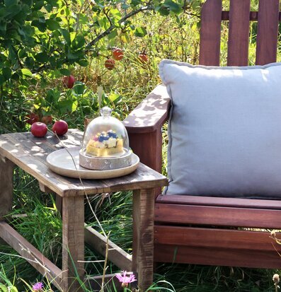 Foto av en idyllisk trädgård med adirondack-stol