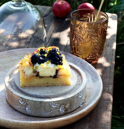 Bild av elegant serveringsscen med naturligt ljus