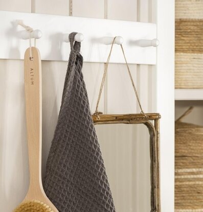 Bild av stilren klädhängare med naturliga detaljer